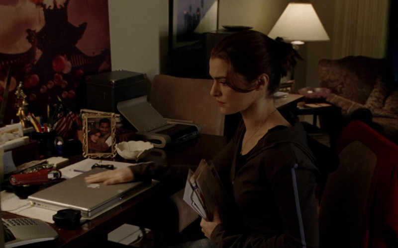 Apple PowerBook G4 Laptop of Rachel Weisz as Angela Dodson in Constantine (2005)