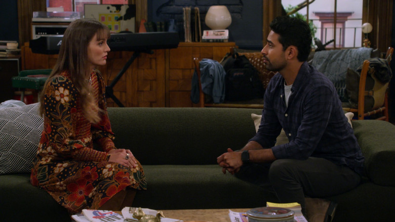 Apple Smartwatch of Suraj Sharma as Sid in How I Met Your Father S02E02 Midwife Crisis (2)