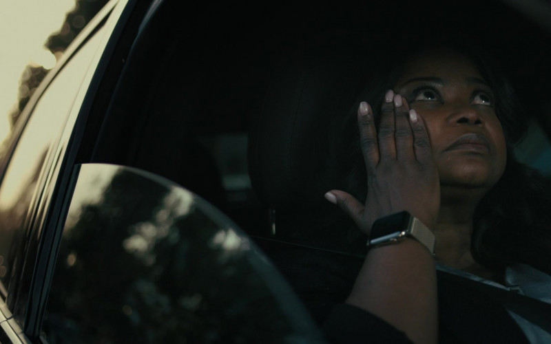 Apple Watch of Octavia Spencer in Truth Be Told S03E02 Her Armed With Sorrow Sore (2023)
