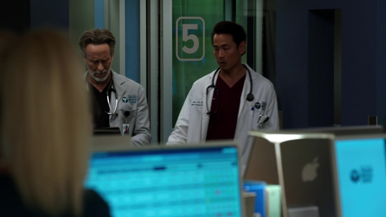 Apple iMac Computers in Chicago Med S08E10 A Little Change Might Do You Some Good (1)