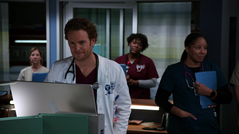 Apple iMac Computers in Chicago Med S08E12 We All Know What They Say About Assumptions (2)