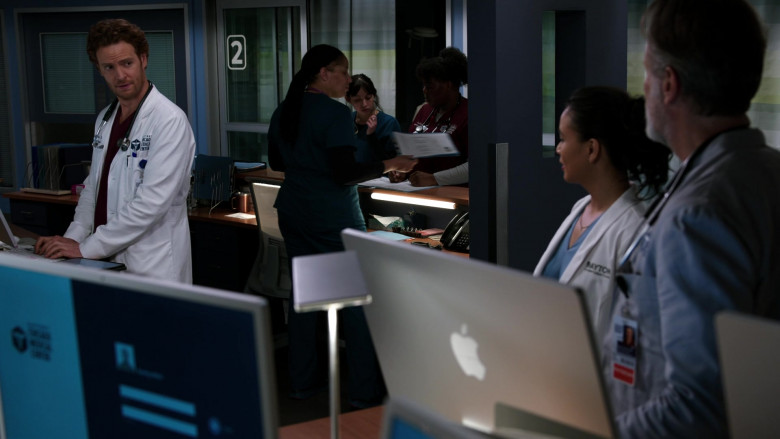 Apple iMac Computers in Chicago Med S08E12 We All Know What They Say About Assumptions (3)