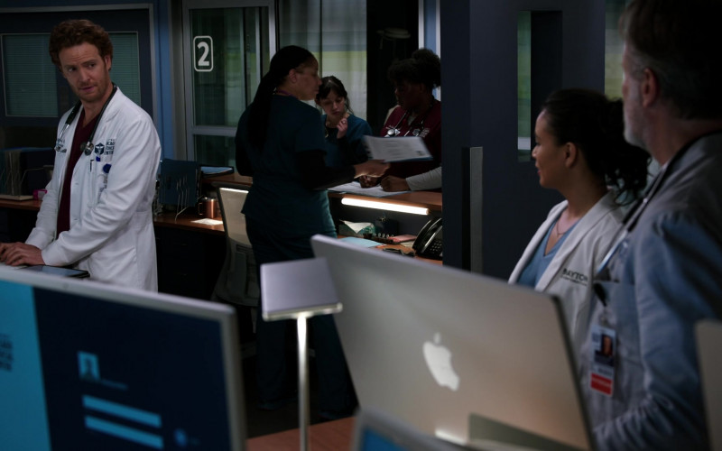 Apple iMac Computers in Chicago Med S08E12 We All Know What They Say About Assumptions (3)