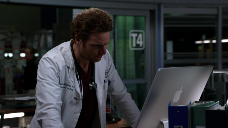 Apple iMac Computers in Chicago Med S08E12 We All Know What They Say About Assumptions (6)