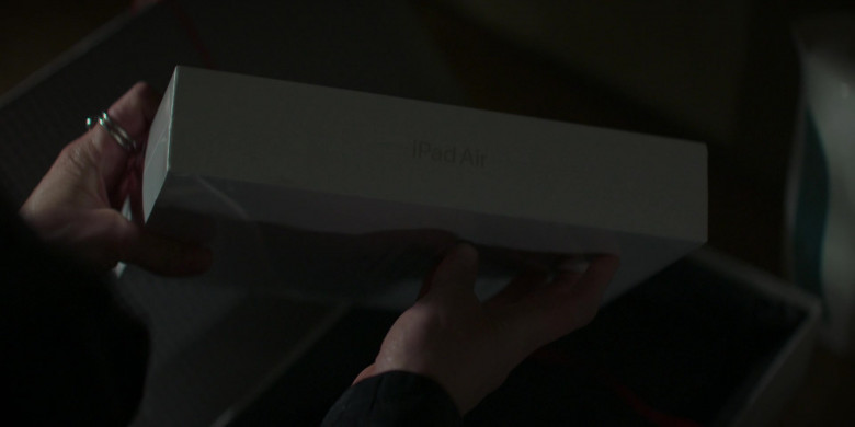Apple iPad Air Tablet in The Watchful Eye S01E02 Hide and Seek (1)