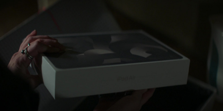Apple iPad Air Tablet in The Watchful Eye S01E02 Hide and Seek (2)