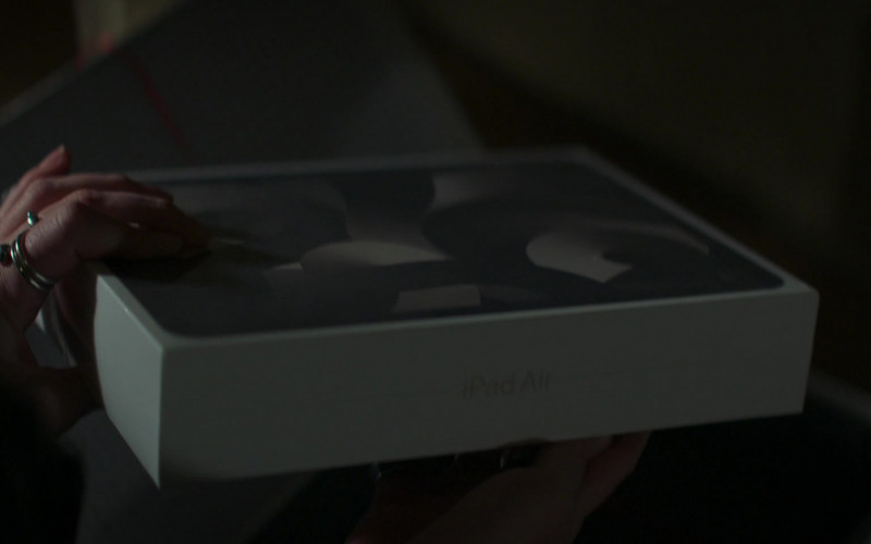 Apple iPad Air Tablet in The Watchful Eye S01E02 Hide and Seek (2)