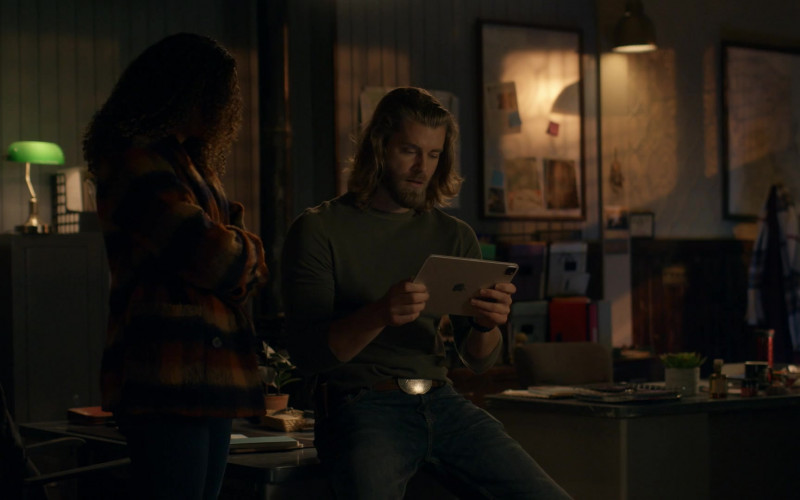 Apple iPad Tablet in Big Sky S03E13 That Old Feeling (2023)