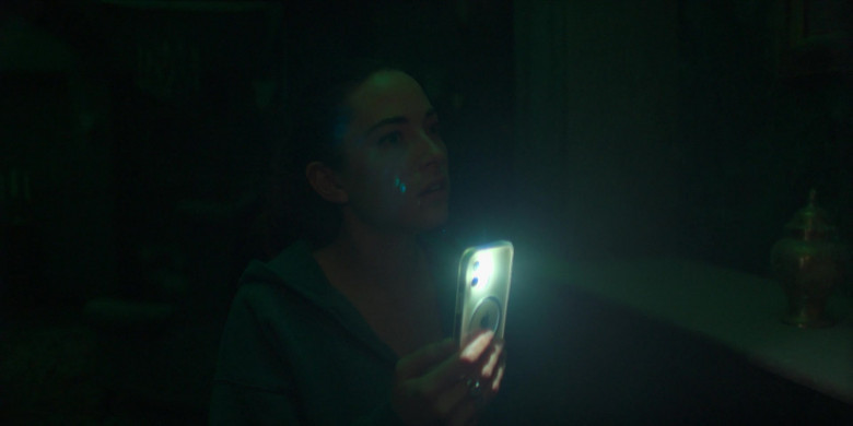 Apple iPhone Smartphone Used by Mariel Molino as Elena Santos in The Watchful Eye S01E01 Hen in the Fox House (2)