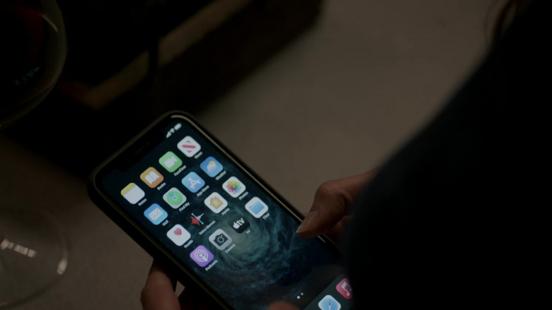 Apple iPhone Smartphone in Chicago P.D. S10E12 I Can Let You Go (2023)