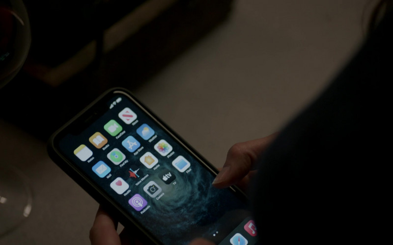 Apple iPhone Smartphone in Chicago P.D. S10E12 I Can Let You Go (2023)