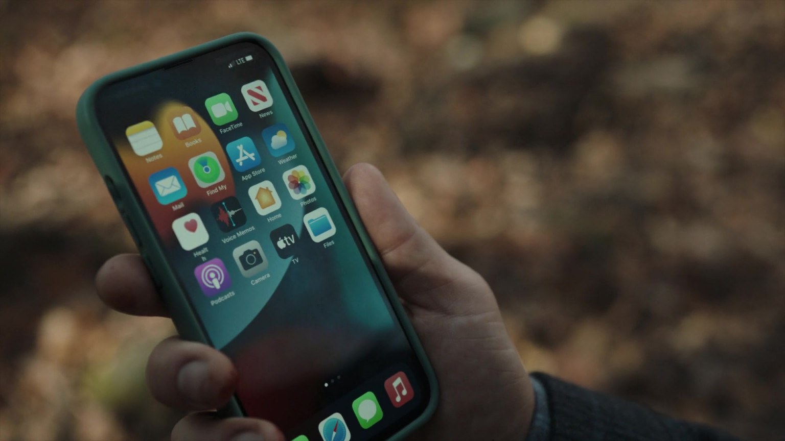 Apple IPhone Smartphone In New Amsterdam S05E11 "Falling" (2023)