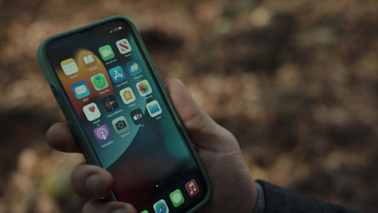 Apple iPhone Smartphone in New Amsterdam S05E11 Falling (2023)