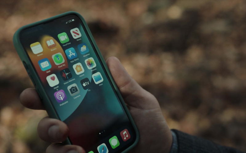 Apple iPhone Smartphone in New Amsterdam S05E11 "Falling" (2023)