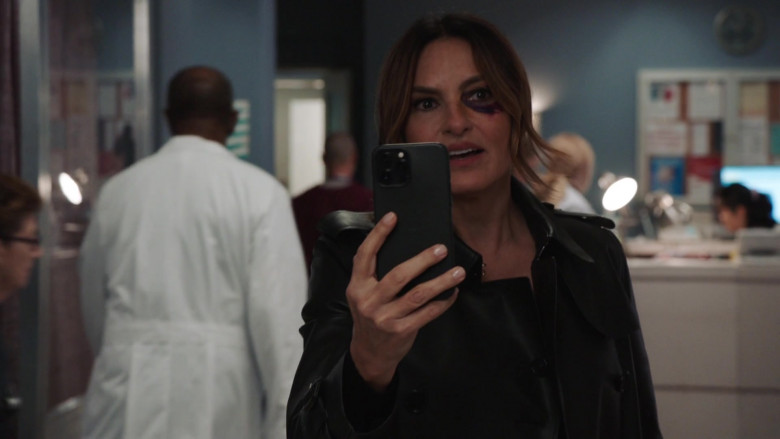 Apple iPhone Smartphone of Mariska Hargitay in Law & Order Special Victims Unit S24E10 Jumped In (2023)