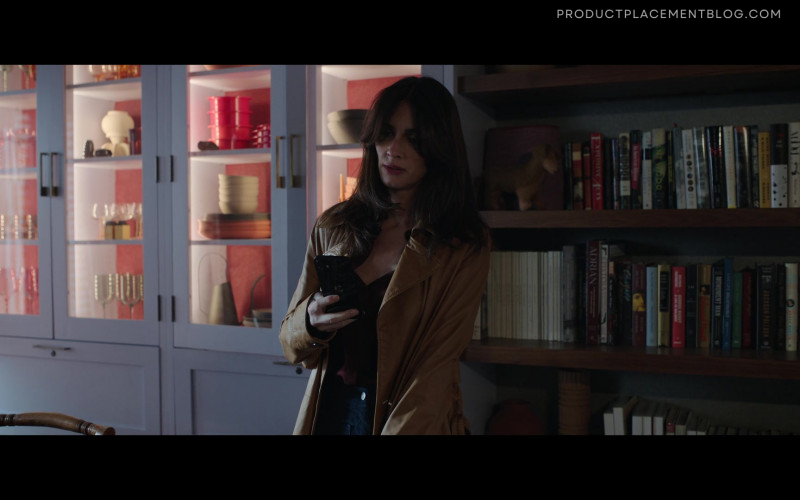 Apple iPhone Smartphone of Paz Vega as Ava Mercer in Kaleidoscope S01E04 Orange 3 Weeks Before the Heist (2023)