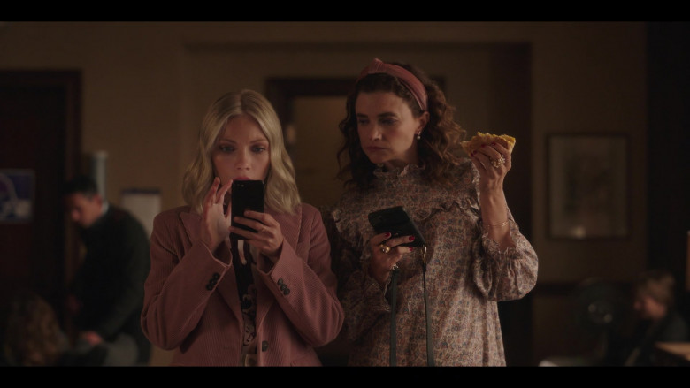 Apple iPhone Smartphones in Gossip Girl S02E09 I Know What You Did Last Summit (2)