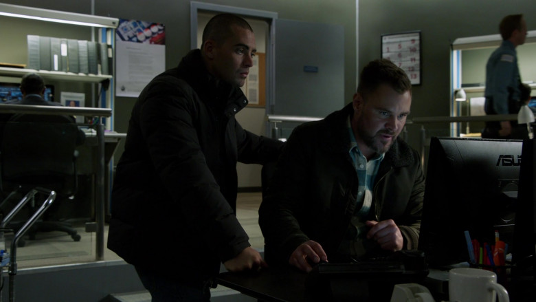 Asus PC Monitor in Chicago P.D. S10E10 This Job (1)