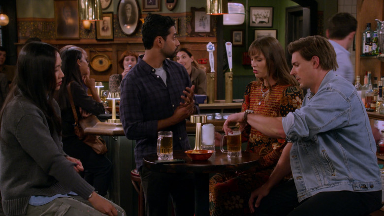 Blue Moon Brewing Co. and Miller Lite Beer in How I Met Your Father S02E02 Midwife Crisis (1)