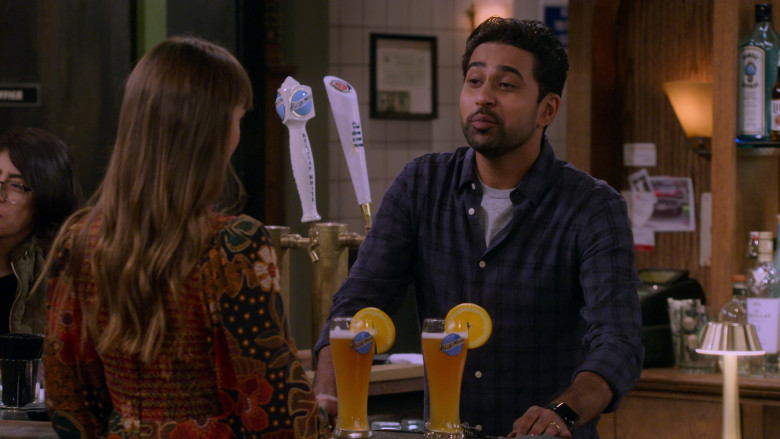 Blue Moon Brewing Co. and Miller Lite Beer in How I Met Your Father S02E02 Midwife Crisis (3)