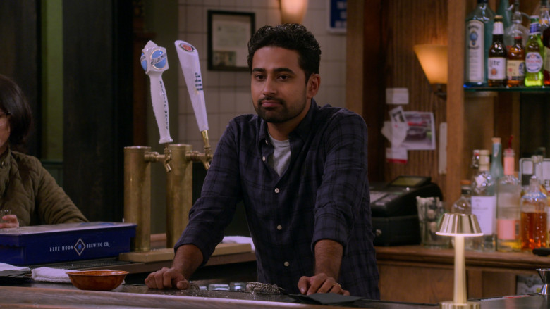 Blue Moon Brewing Co. and Miller Lite Beer in How I Met Your Father S02E02 Midwife Crisis (4)