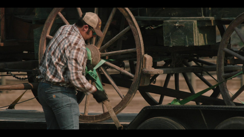 Carhartt Men's Jeans in Yellowstone S05E08 A Knife and No Coin (2023)