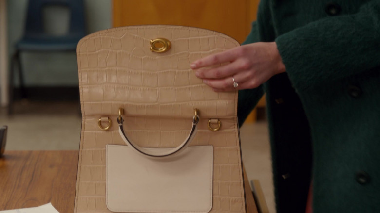 Coach Handbag of Brianne Howey in Ginny & Georgia S02E05 Latkes Are Lit (2023)