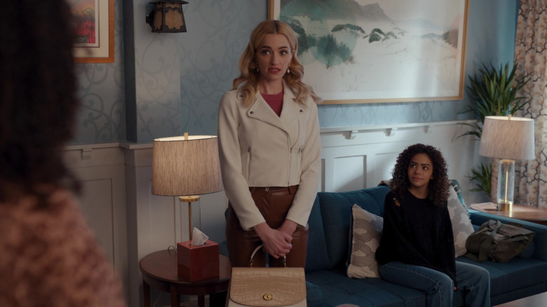 Coach Handbag of Brianne Howey in Ginny & Georgia S02E07 We're Going to Serenade the Shit Out of You (1)