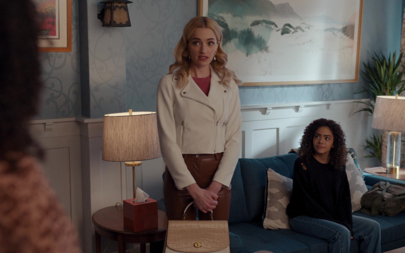 Coach Handbag of Brianne Howey in Ginny & Georgia S02E07 We're Going to Serenade the Shit Out of You (1)