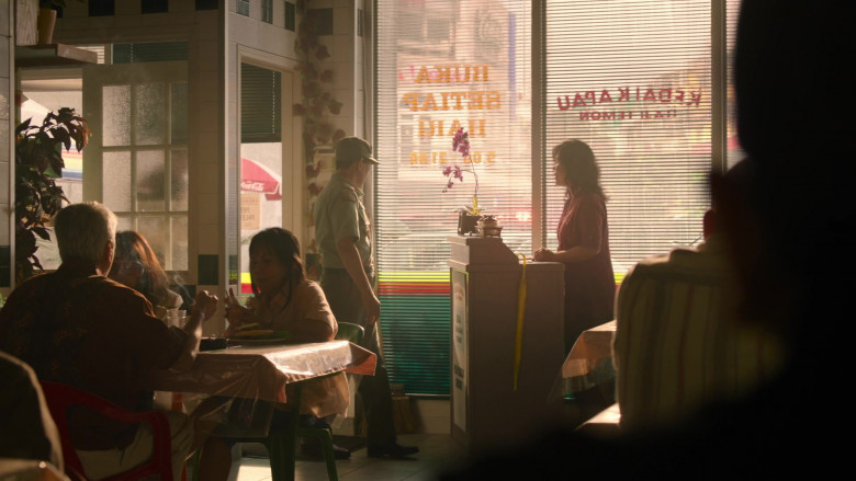 Coca-Cola (Umbrella) in The Last Of Us S01E02 Infected (2023)