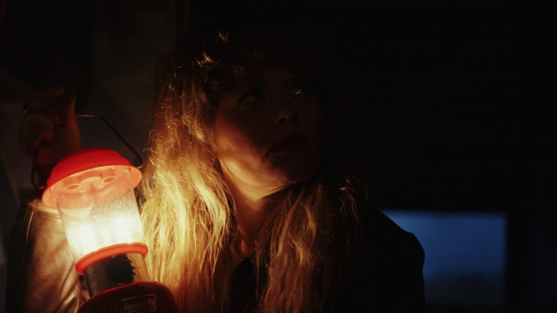 Coleman Lantern Held by Natasha Lyonne as Charlie Cale in Poker Face S01E03 The Stall (3)