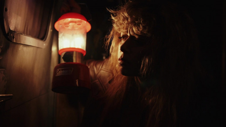 Coleman Lantern Held by Natasha Lyonne as Charlie Cale in Poker Face S01E03 The Stall (4)