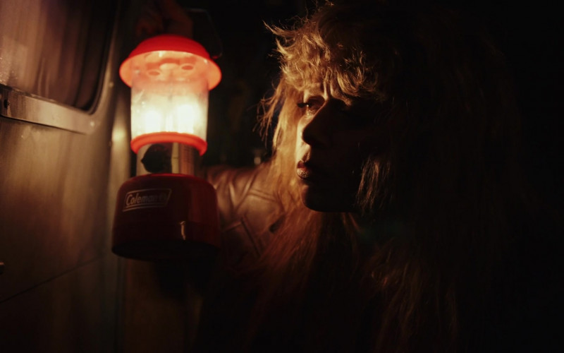 Coleman Lantern Held by Natasha Lyonne as Charlie Cale in Poker Face S01E03 The Stall (4)