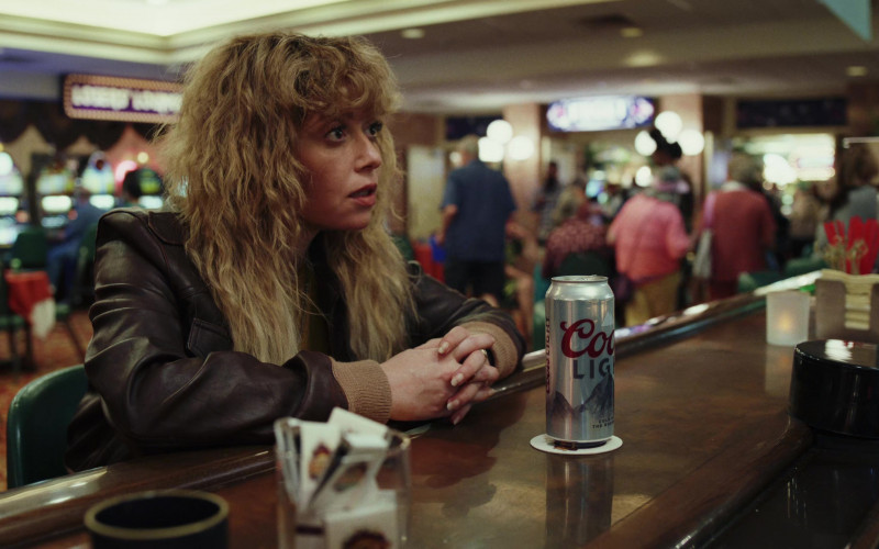 Coors Light Beer Enjoyed by Natasha Lyonne as Charlie Cale in Poker Face S01E01 Dead Man’s Hand (8)