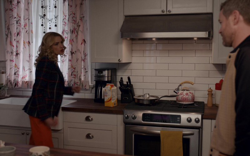 Cuisinart Coffee Maker in Ginny & Georgia S02E07 "We're Going to Serenade the Shit Out of You" (2023)