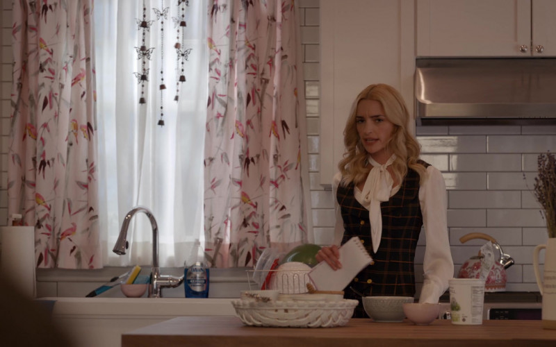Dawn Dishwashing Liquid in Ginny & Georgia S02E02 Why Does Everything Have to Be So Terrible, All the Time, Forever (2023)