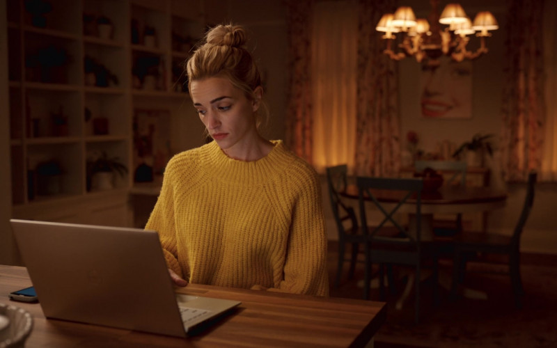 Dell Laptop of Brianne Howey in Ginny & Georgia S02E03 What Are You Playing at, Little Girl (1)