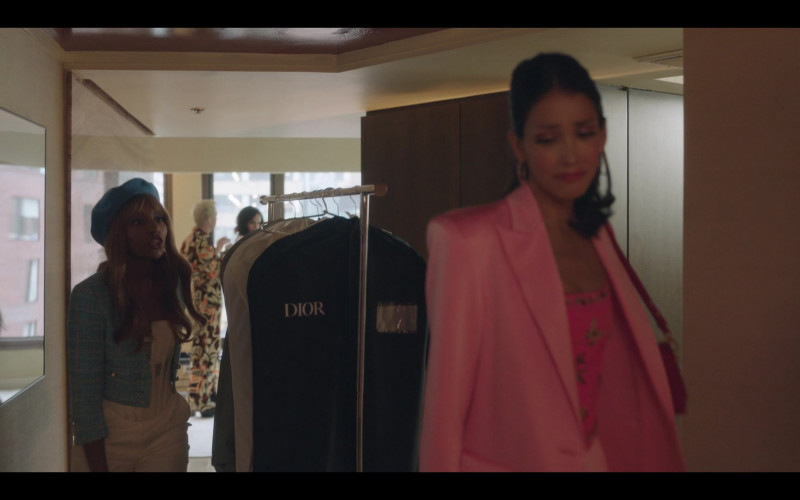 Dior in Gossip Girl S02E08 Y Lu's Mama Tambien (2023)