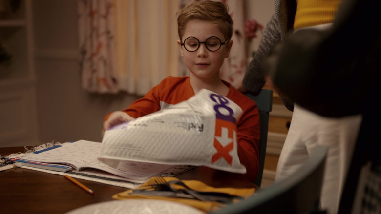 FedEx in Ginny & Georgia S02E03 What Are You Playing at, Little Girl (2)