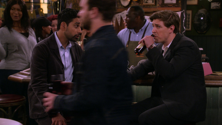 Guinness Beer Enjoyed by Christopher Lowell as Jesse in How I Met Your Father S02E01 Cool and Chill (1)