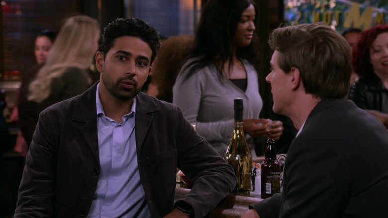 Guinness Beer Enjoyed by Christopher Lowell as Jesse in How I Met Your Father S02E01 Cool and Chill (2)