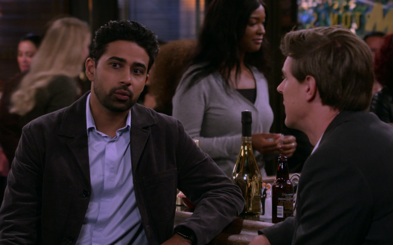 Guinness Beer Enjoyed by Christopher Lowell as Jesse in How I Met Your Father S02E01 Cool and Chill (2)