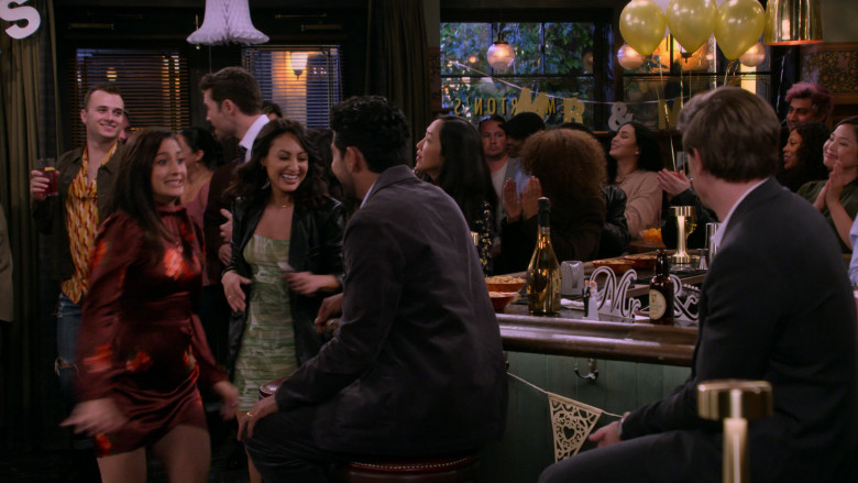 Guinness Beer Enjoyed by Christopher Lowell as Jesse in How I Met Your Father S02E01 Cool and Chill (3)