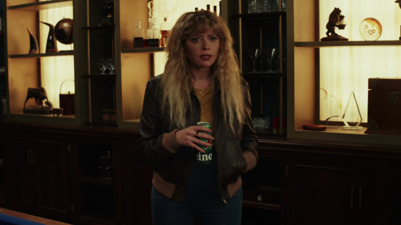 Heineken Beer Enjoyed by Actress Natasha Lyonne as Charlie Cale in Poker Face S01E01 Dead Man's Hand (7)