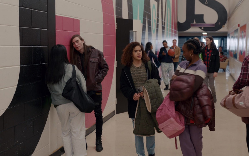 Herschel Bag in Ginny & Georgia S02E02 Why Does Everything Have to Be So Terrible, All the Time, Forever (2023)