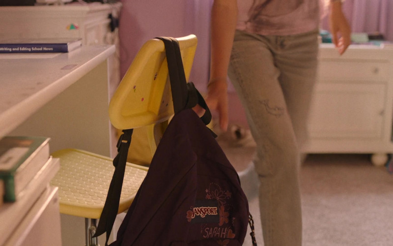 JanSport Backpack of Nico Parker as Sarah in The Last of Us S01E01 When You're Lost in the Darkness (1)