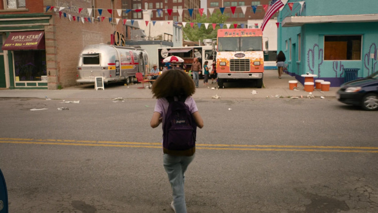 JanSport Backpack of Nico Parker as Sarah in The Last of Us S01E01 When You're Lost in the Darkness (3)