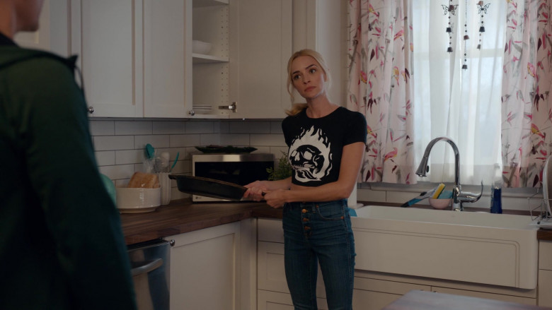 LG Microwave Oven in Ginny & Georgia S02E01 Welcome Back, Bitches! (2023)