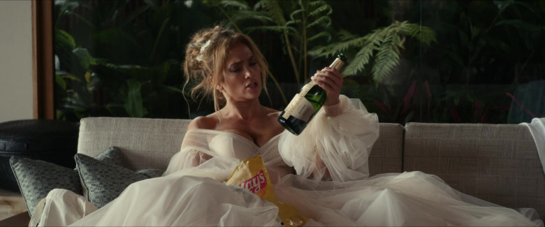 Lay's Chips and Chandon Champagne Enjoyed by Jennifer Lopez as Darcy Rivera in Shotgun Wedding (2)