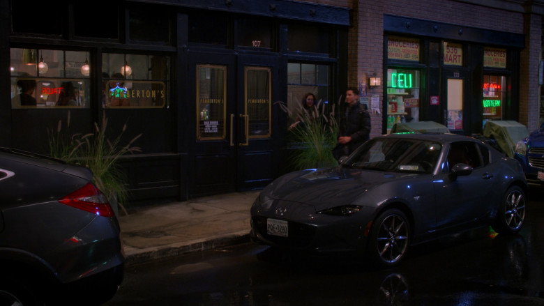 Mazda MX-5 Car in How I Met Your Father S02E01 Cool and Chill (2)
